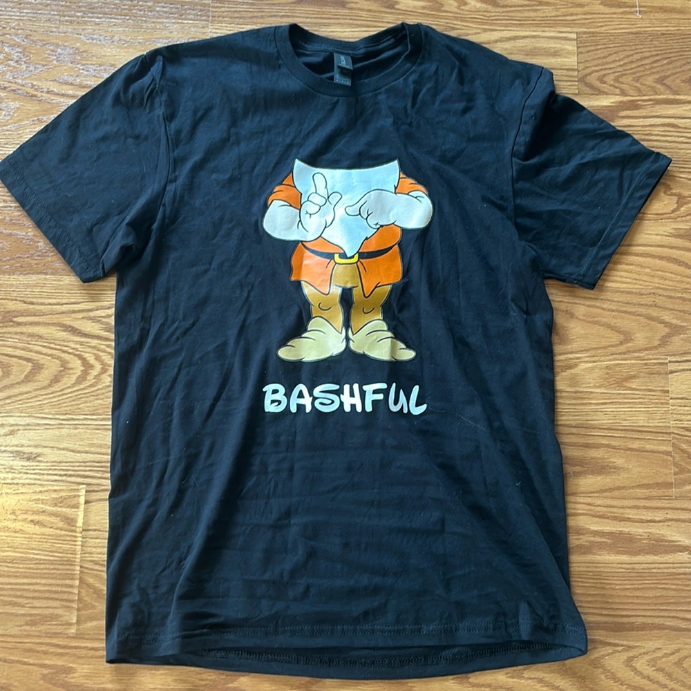 Bashful from Snow White and the Seven Dwarves Black T-Shirt Size Medium‎